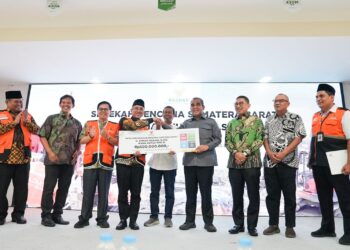 Muzani Serahkan Rp 500 juta Hasil Lelang Sapi ke Baznas untuk Korban Bencana Sumbar